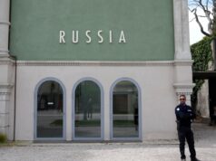 O júri da Bienal de Veneza renuncia em meio a tensões sobre a proibição da premiação e a participação da Rússia