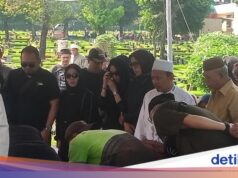 O pai de Bunga Zainal deu seu último suspiro depois que todas as crianças se reuniram