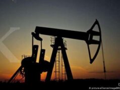 O preço do petróleo nos EUA atinge os 4,50 dólares por galão, o conflito no Irão provoca perturbações no fornecimento global.