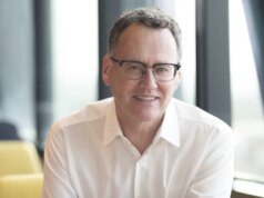 O presidente da Sony, Wayne Garvey, diz que a BBC e o Channel 4 devem unir forças para evitar se tornarem algo que já existiu.