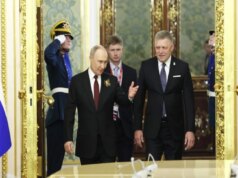 O primeiro-ministro deste país da NATO participou no desfile do Dia da Vitória na Rússia, o chanceler alemão ficou zangado