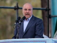 O principal negociador do Irão zombou de Trump por cancelar navios de escolta dos EUA na costa de Ormuz.