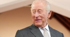 O rei Carlos III foi defecado por uma gaivota durante um encontro na Irlanda do Norte