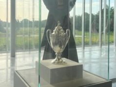 O troféu da Copa da França de Futebol está exposto em uma vitrine do Louvre-Lens desde a manhã desta sexta-feira