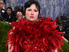 O visual do Met Gala de 2026 de Lena Dunham foi inspirado em arte manchada de sangue