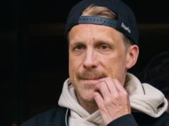 Oliver Pocher e TGI AG: Comediante promovendo modelo banido