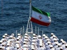 Os militares iranianos afirmam ter frustrado uma tentativa de um navio de guerra dos EUA de entrar na costa de Ormuz.