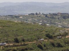 Os militares israelenses dizem que estão investigando depois que um soldado foi fotografado colocando um cigarro na boca de uma estátua da Virgem Maria no Líbano.
