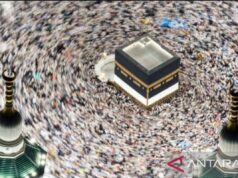 Os peregrinos se despedem de Tawaf Wada e rezam em Masjid Haram.