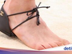 Os virais ‘sapatos nus’ da Chanel, calçados luxuosos cobrindo apenas o calcanhar