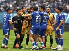 Persija demora a comer burro na frente de Persib