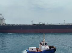 Piratas somalis mais uma vez dominam os mares Segundo petroleiro sequestrado em 10 dias, a Marinha dos EUA continua a observar