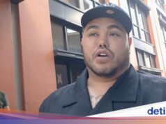 Preparando-se para o Eid al-Adha, Ivan Gunawan prepara um animal de sacrifício em sua mesquita