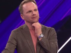 Ralf Schmitz faz uma aparição fantástica sobre a história dos costumes no programa RTL