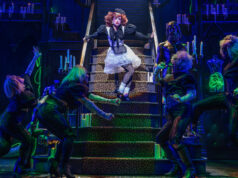Revivificação de The Rocky Horror Show na Broadway, projetando de sacos de lixo a enfeites