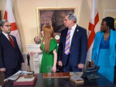 ‘Saturday Night Live UK’ finalmente aborda Nigel Farage com uma participação especial do lendário comediante britânico.