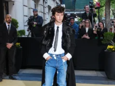 Troye Sivan usou jeans Prada surrados no Met Gala
