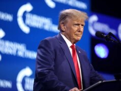 Trump dirige-se à Sala de Situação da Casa Branca enquanto o cessar-fogo EUA-Irã fica sob ameaça.
