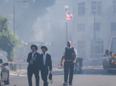 Um incêndio deflagrou num supermercado kosher em Londres, com cerca de uma centena de bombeiros no local.