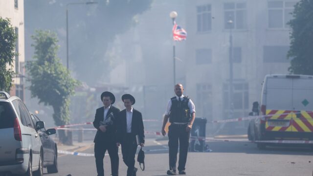 Um-incendio-deflagrou-num-supermercado-kosher-em-Londres-com-cerca.jpeg