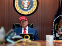 “Um jogo de póquer mentiroso”: o que pretende Donald Trump com a sua ameaça de um imposto de 25% sobre os automóveis europeus?