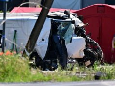 Um microônibus escolar foi atropelado por um trem na Bélgica, matando pelo menos quatro pessoas, incluindo dois adolescentes de 15 e 12 anos, disseram as autoridades belgas.