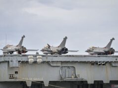 Um porta-aviões francês avança para o Mar da Arábia, perto do Estreito de Ormuz.
