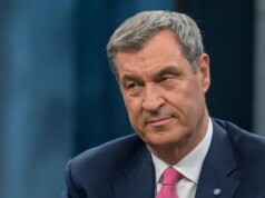 “Um pouco radical demais”: o primeiro-ministro da Baviera, Markus Söder, explica seu visual bem barbeado para Caren Miosga
