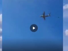 Um veículo militar foi lançado de um avião militar, quebrando-se em dois pedaços no ar. Vídeo comovente