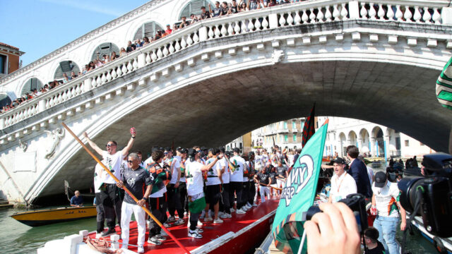 Veneza-fotos-malucas-do-Venezia-FC-comemorando-nas-gondolas-sua.jpg