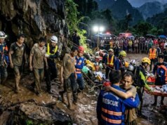 Vi ouro entrando na caverna de sete pessoas E então a enchente O que aconteceu em uma semana?