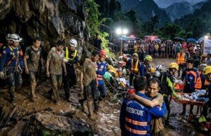 Vi ouro entrando na caverna de sete pessoas E então a enchente O que aconteceu em uma semana?