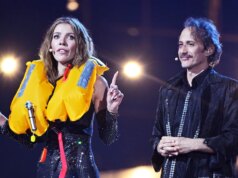 Victoria Swarovski com colete salva-vidas no palco: fãs zombam da abertura do ESC