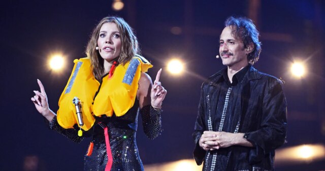 Victoria-Swarovski-com-colete-salva-vidas-no-palco-fas-zombam-da.jpg