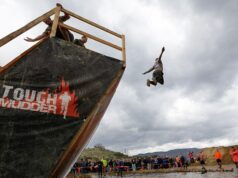 Vídeo. Cabos elétricos e lama a 10.000 volts: a pista de obstáculos absolutamente insana de Tough Mudder fará os participantes gritarem de dor.