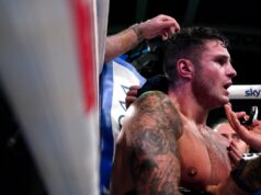 Vídeo. Uma luta de boxe acontece: torcedores entram sem ingressos, seguranças usam gás lacrimogêneo para expulsá-los e lutadores são espancados.