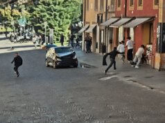 Vídeo de ataque de carro italiano: Carro explode 25 pessoas em mercado lotado Então o motorista maluco começou a fugir.