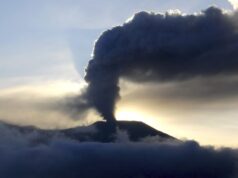 Vulcão Dokono entra em erupção na Indonésia As cinzas flutuaram a uma altura de 5 quilômetros.