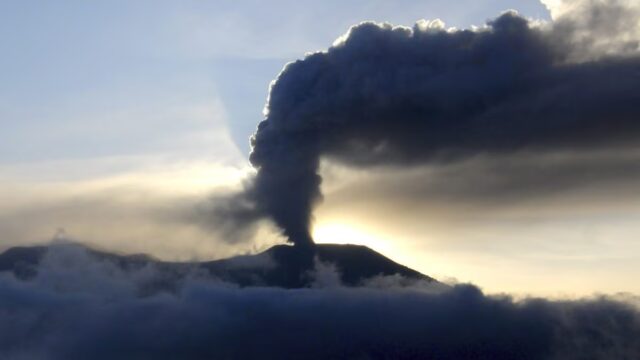 Vulcao-Dokono-entra-em-erupcao-na-Indonesia-As-cinzas-flutuaram.jpg