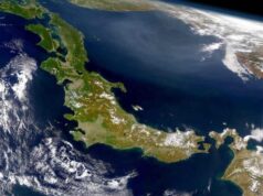 13 minutos após o forte terremoto As ondas retornam após atingirem o núcleo da Terra. De repente, todo o Japão mudou-se para o leste!