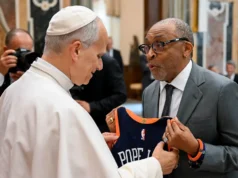 A camisa dos Knicks autografada pelo Papa Leo, de Spike Lee, é uma flexão divina