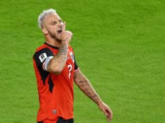 A estreia se aproxima do golpe: chute dos sonhos e gol contra dão à Áustria a primeira vitória na Copa do Mundo em 36 anos