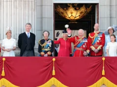 A família real britânica na varanda – agora eles estão acenando de novo!