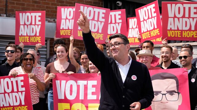 Andy-Burnham-vence-eleicoes-parlamentares-importantes-e-revive-a-corrida.jpg