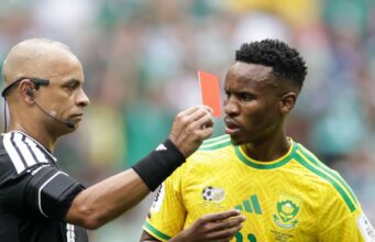 Anúncio confuso do VAR: árbitro da Copa do Mundo se torna uma estrela involuntária