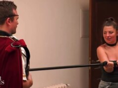 Armadura e arrotos de cavaleiro em “First Dates Hotel”: Roland Trettl ficou surpreso