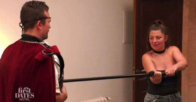 Armadura-e-arrotos-de-cavaleiro-em-First-Dates-Hotel-Roland.jpeg