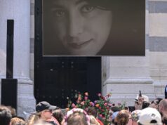 As emoções de Catherine Deneuve, Chiara Mastroianni e Golshifteh Farahani no funeral de Marjane Satrapi