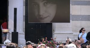 As emoções de Catherine Deneuve, Chiara Mastroianni e Golshifteh Farahani no funeral de Marjane Satrapi