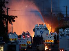 Ataque com faca em Belfast: Nova noite de protestos e violência, polícia usa canhão de água